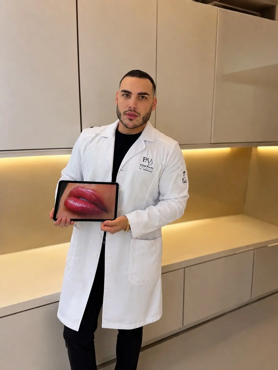 Ariel Pardo, asistente médico y cosmetólogo titulado