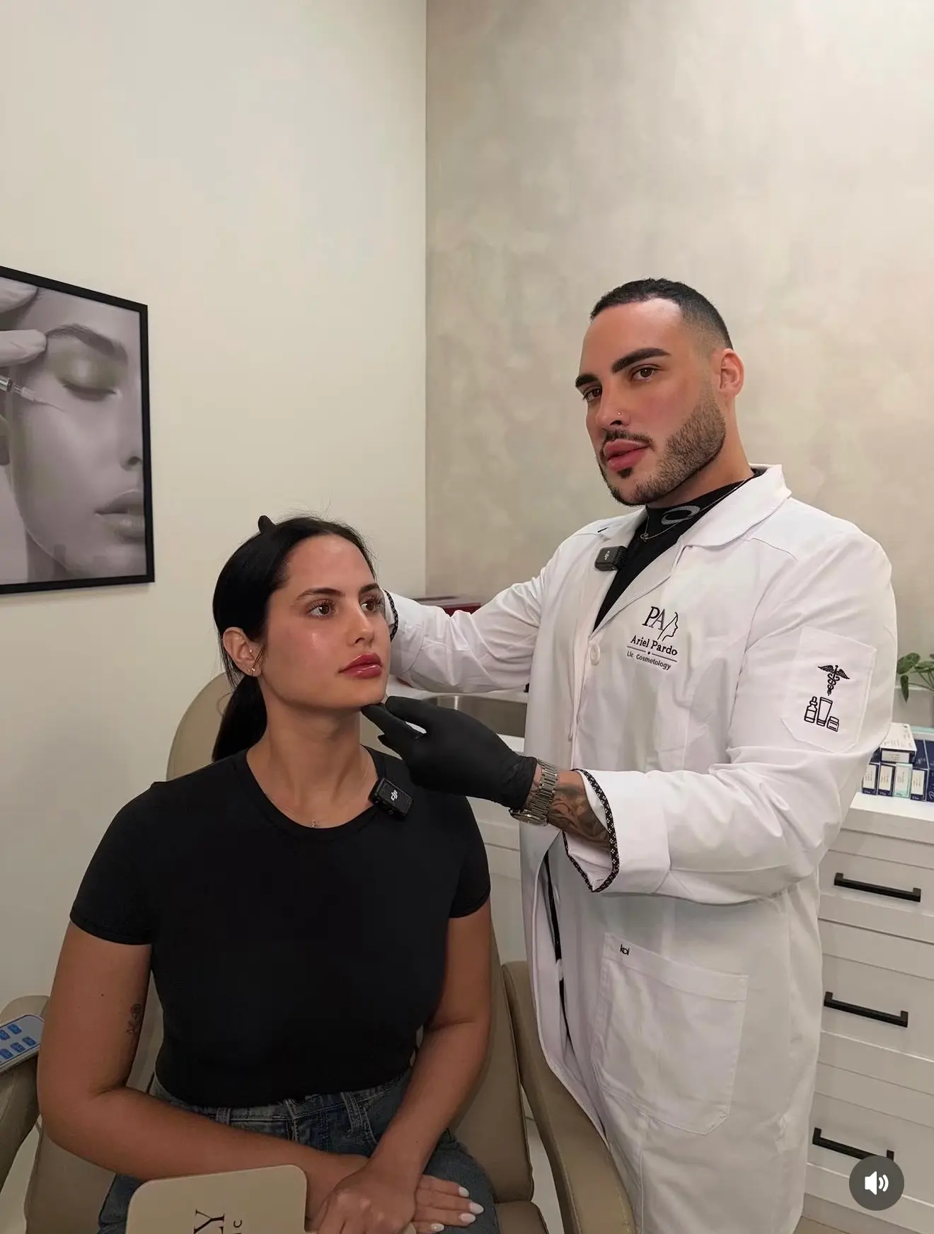 Profesional médico evaluando las proporciones faciales de una paciente
